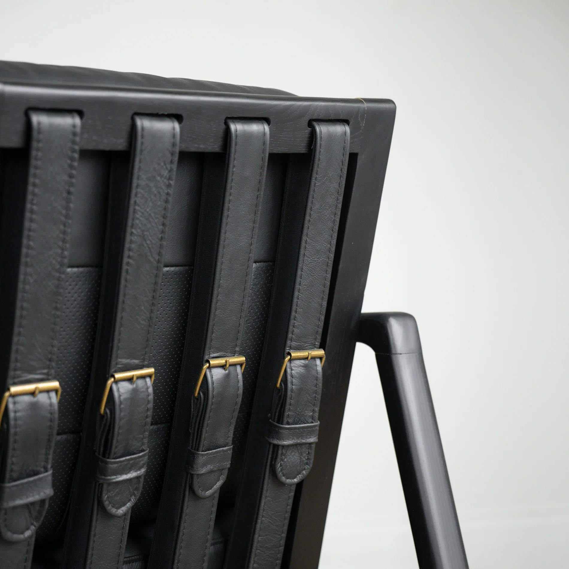 Fauteuil en cuir noir avec bois noir - Lucien - Image 7