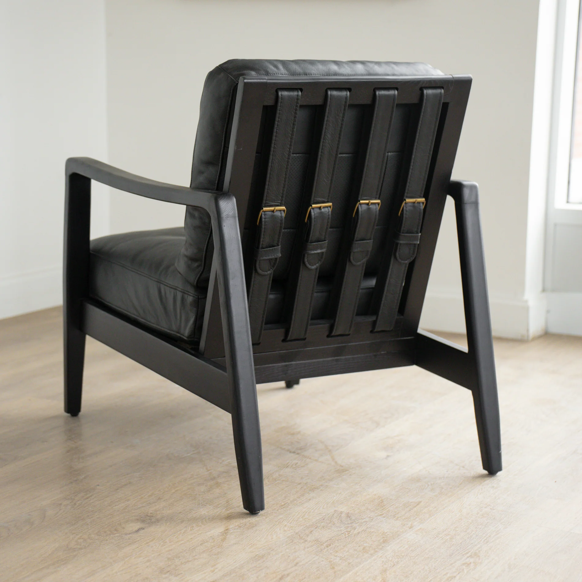 Fauteuil en cuir noir avec bois noir - Lucien - Image 8