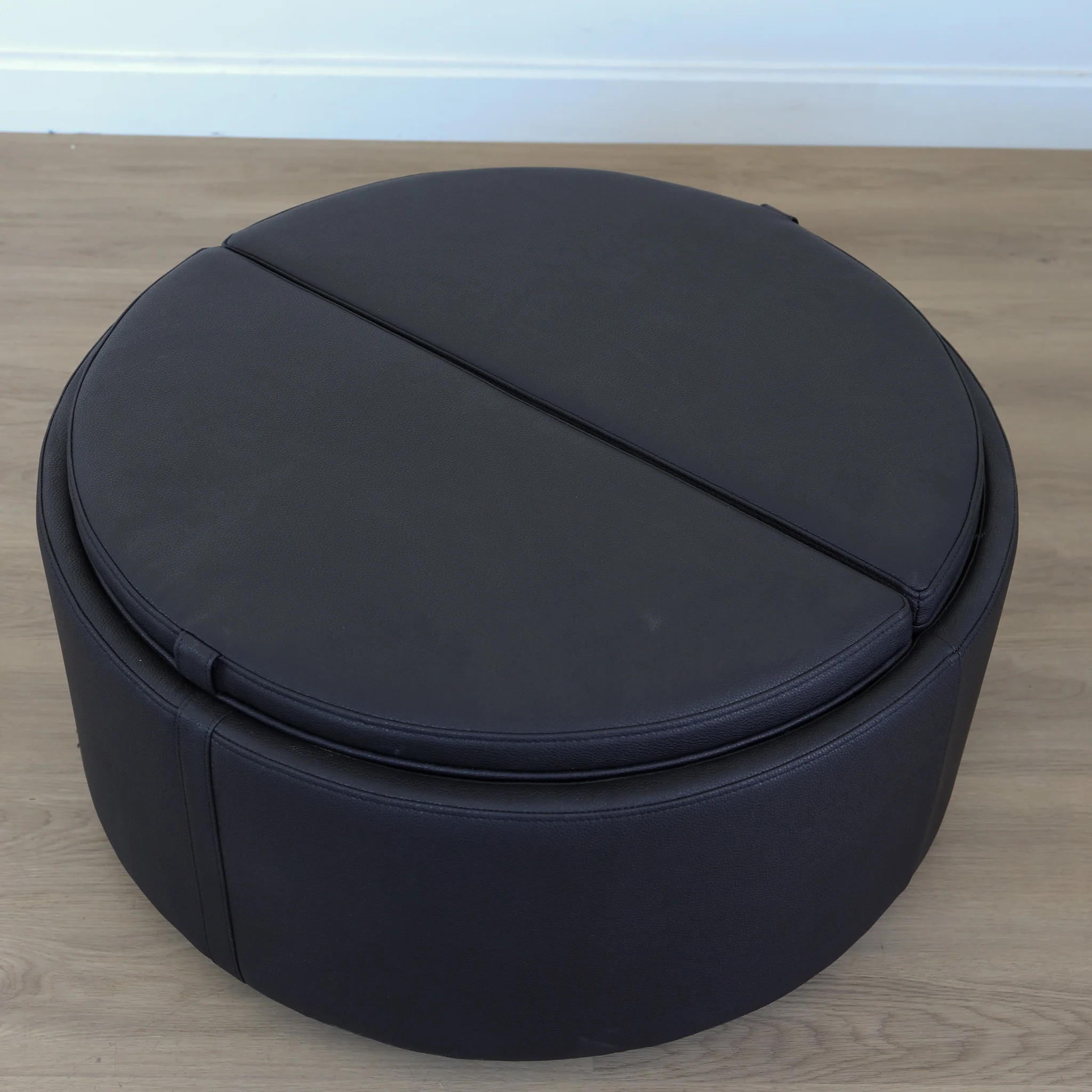 Ottoman en cuir végane noir - West - Image 4