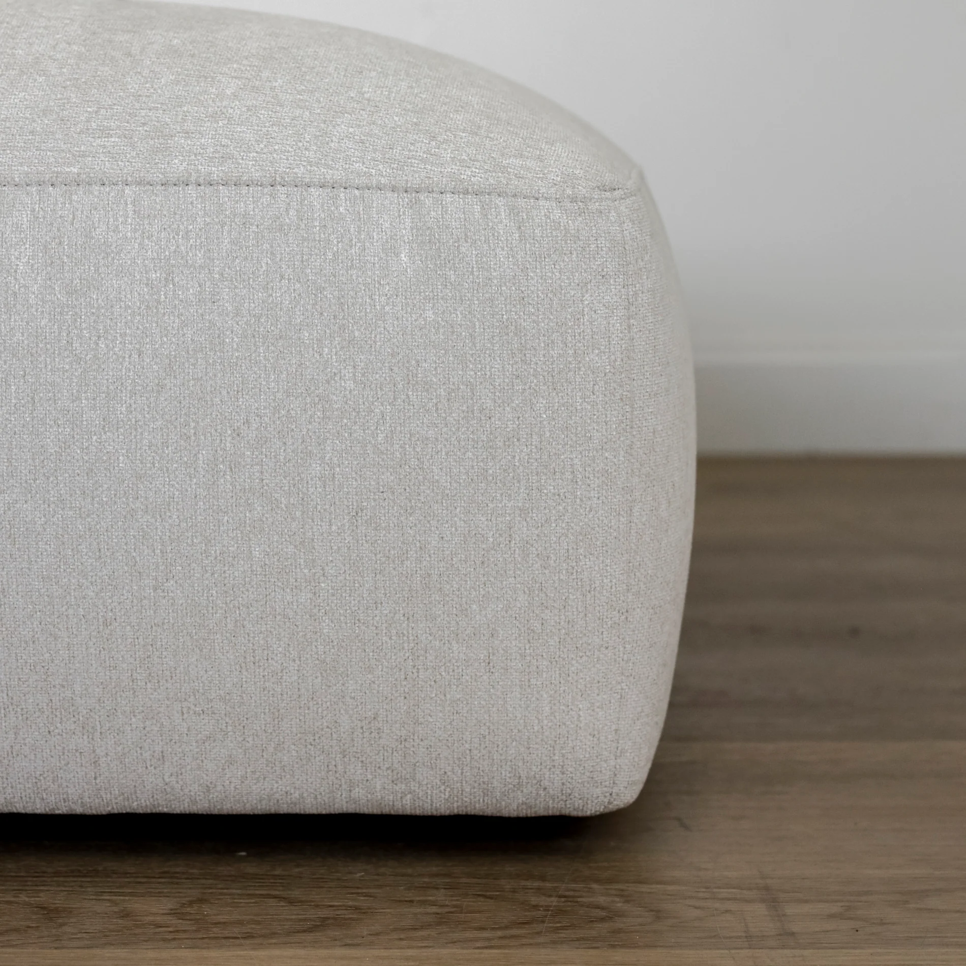 Ottoman en tissu sable - Maverick - Image 5