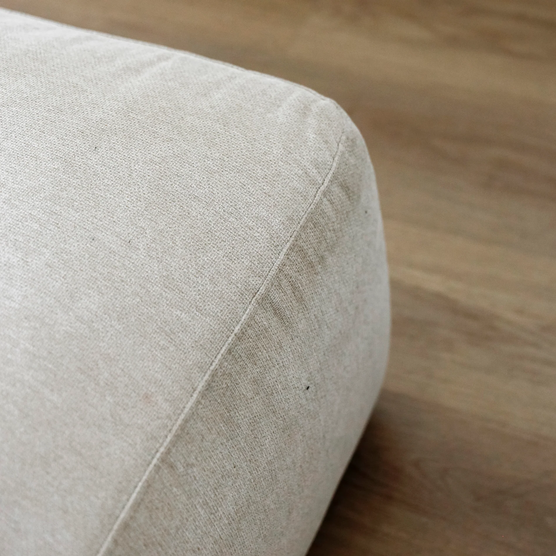 Ottoman en tissu sable - Maverick - Image 6