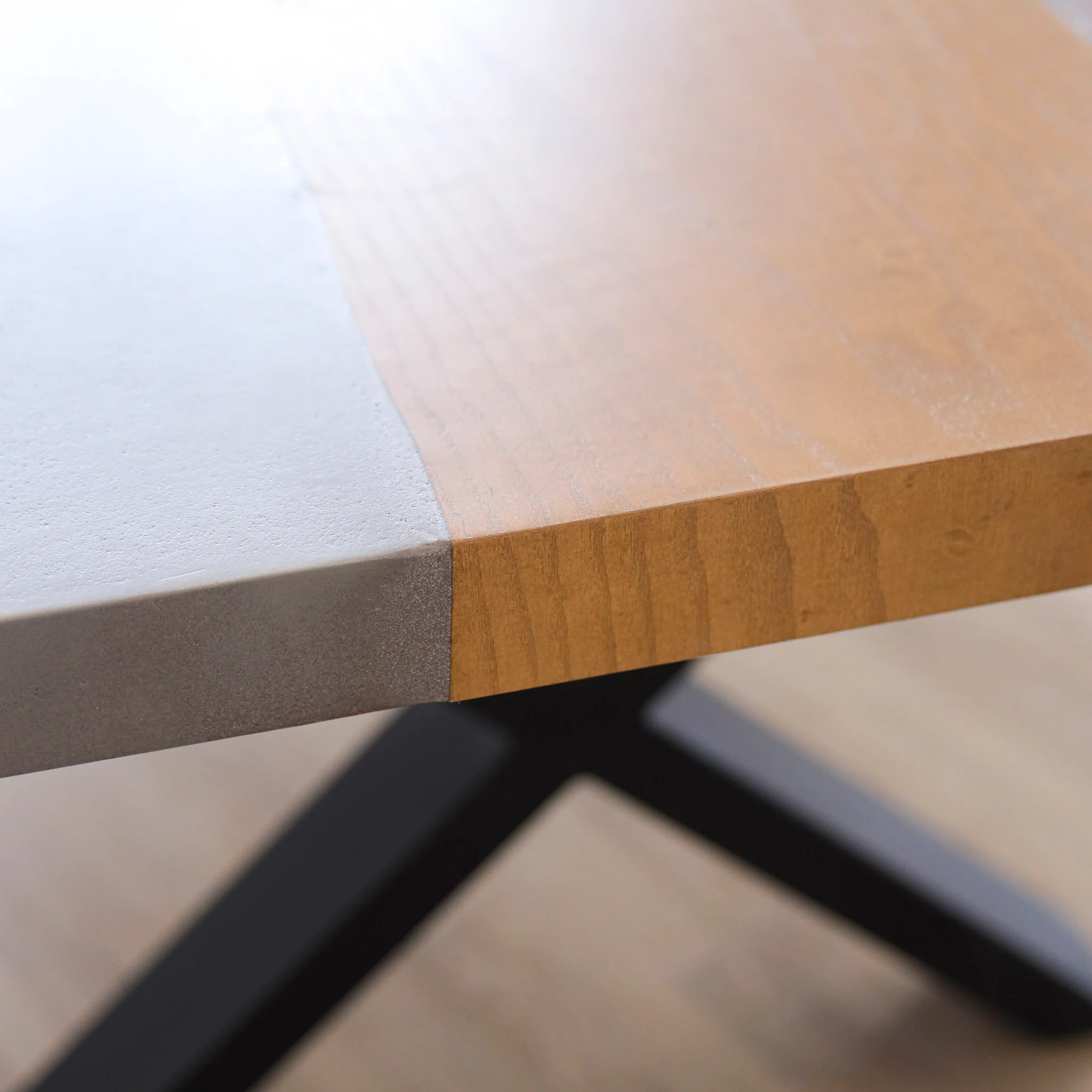 Table de cuisine en béton galet et frêne ambré - Kénogami - Image 3