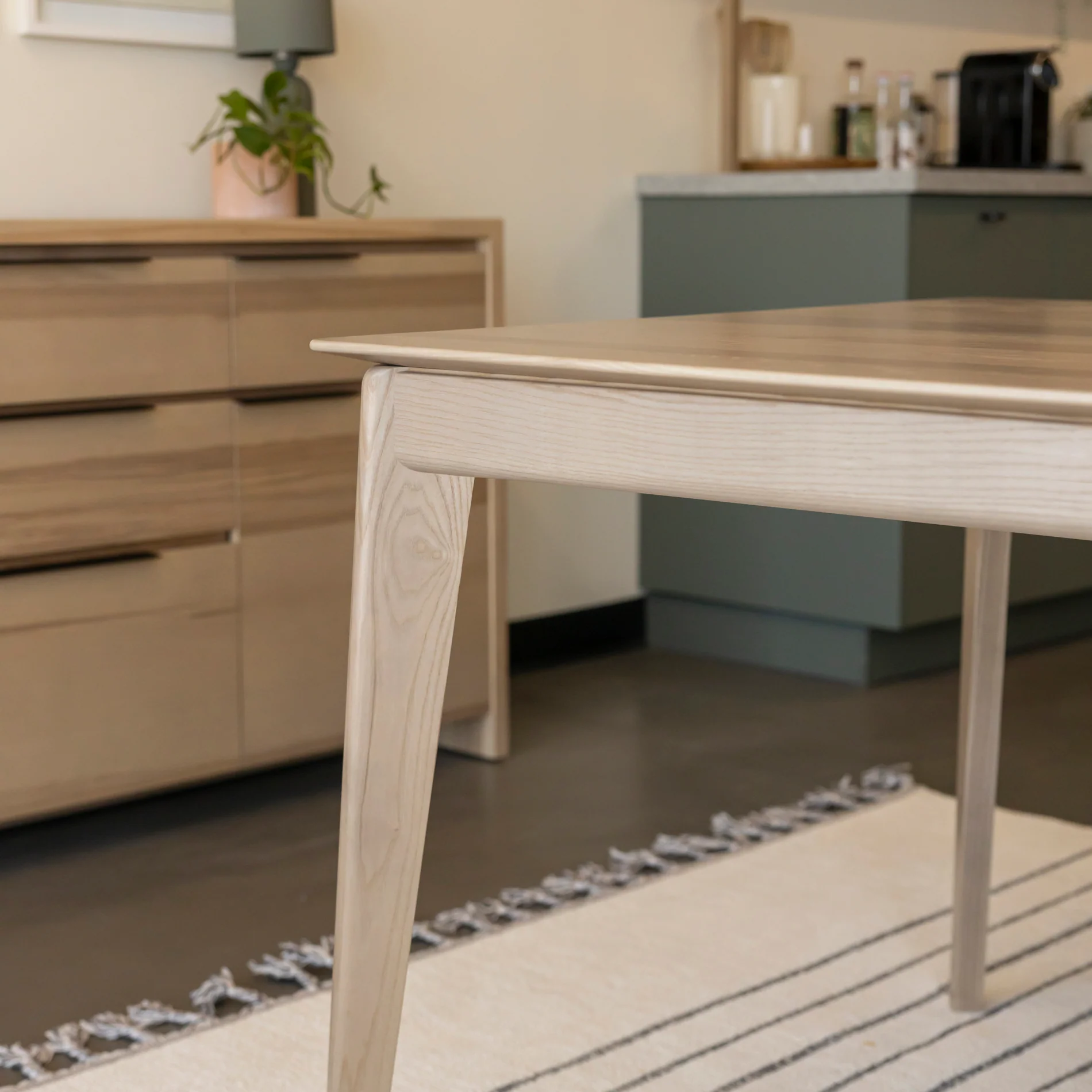 Table de cuisine en frêne houblon lisse - St-Martin - Image 6