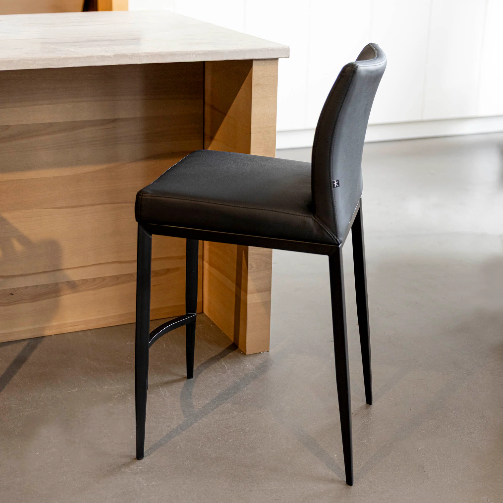 Tabouret de comptoir en cuir végane noir - Justine