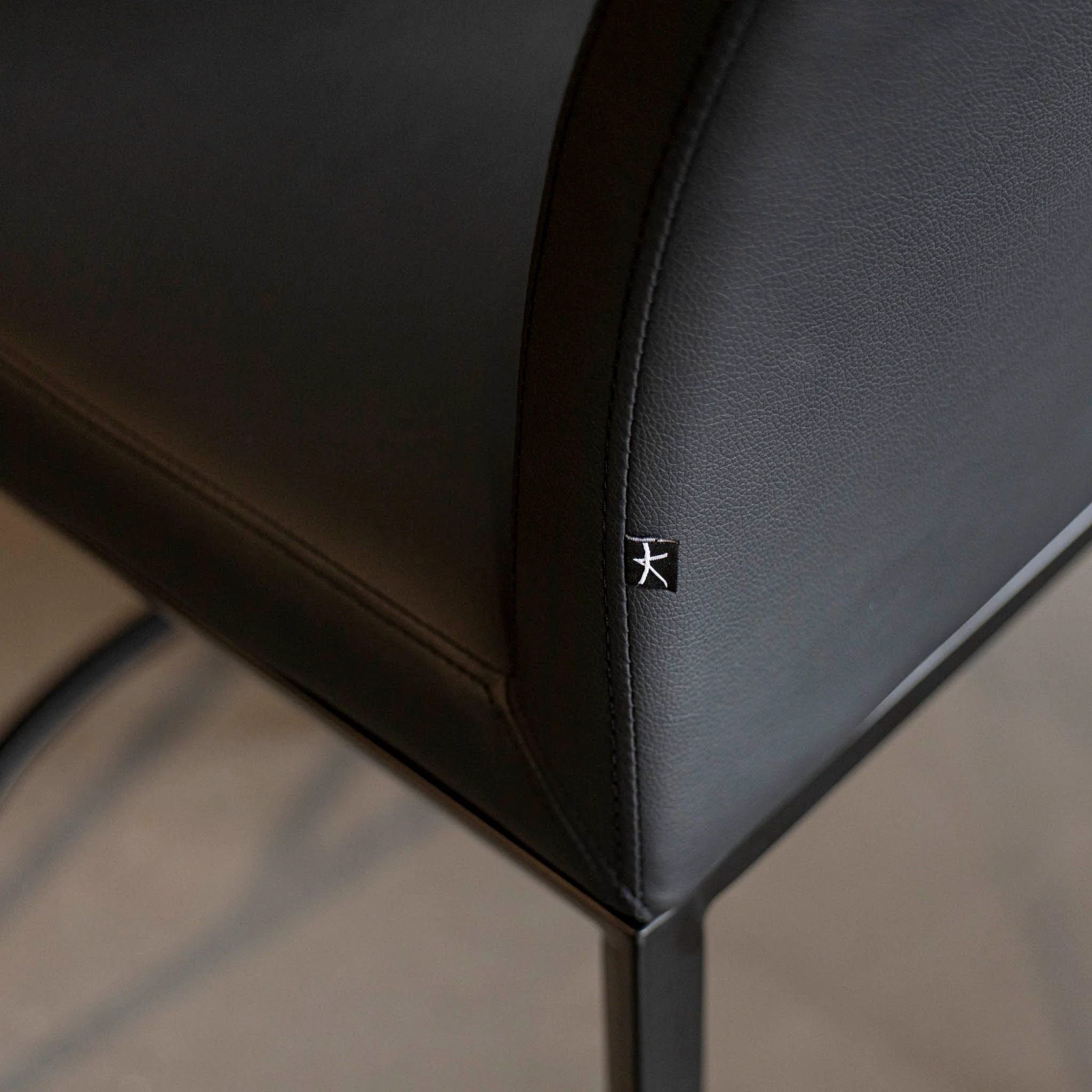 Tabouret de comptoir en cuir végane noir - Justine - Image 4