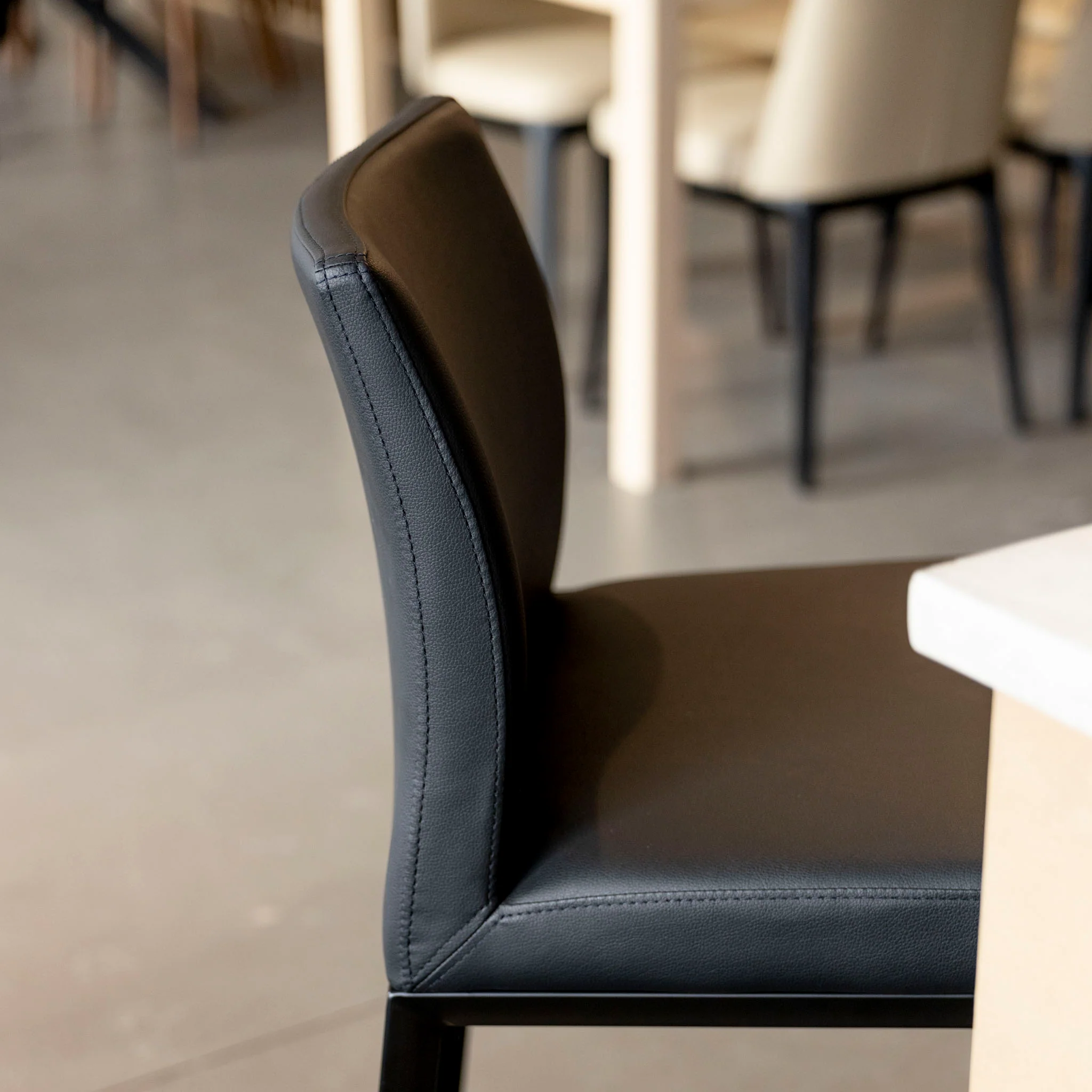 Tabouret de comptoir en cuir végane noir - Justine - Image 5