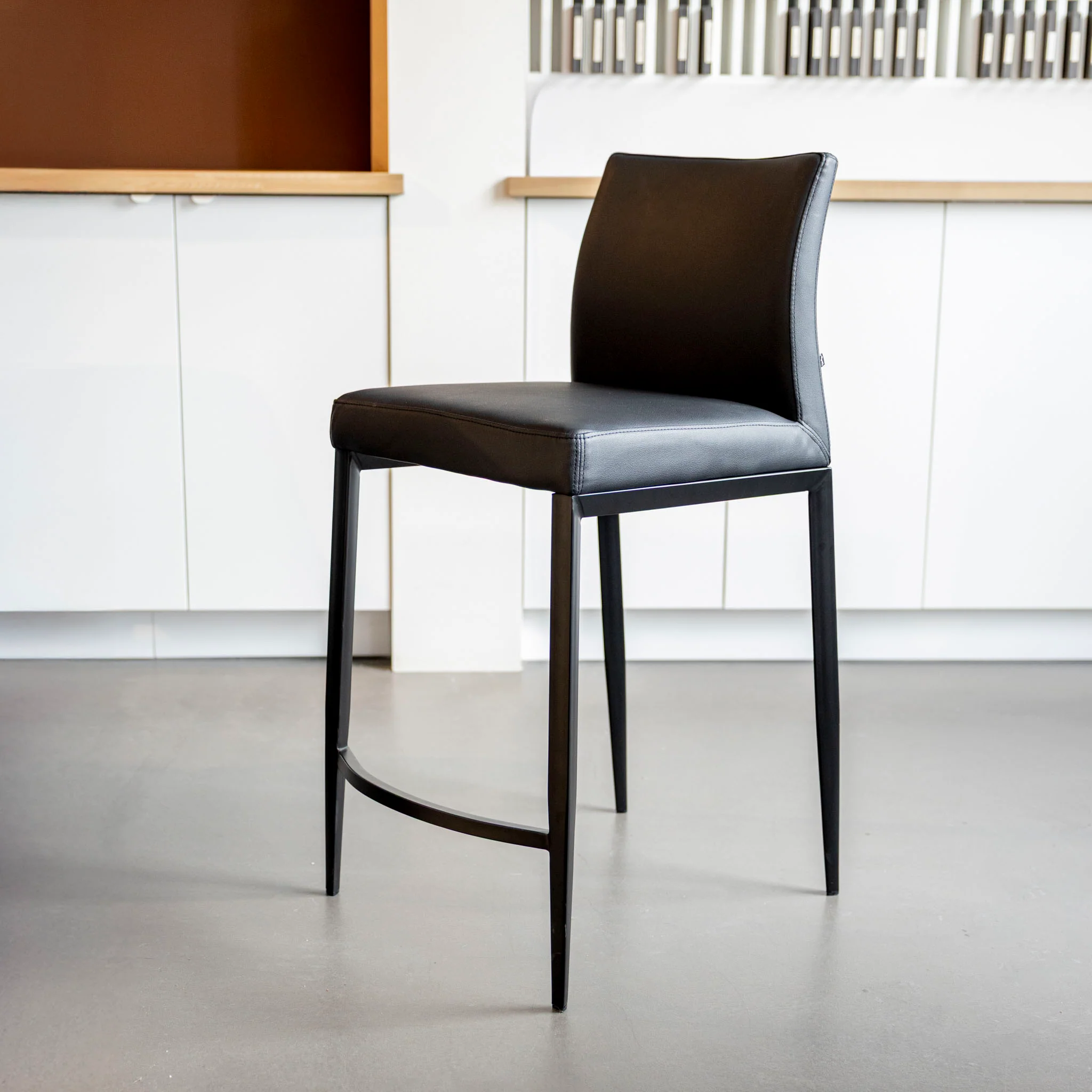 Tabouret de comptoir en cuir végane noir - Justine - Image 6