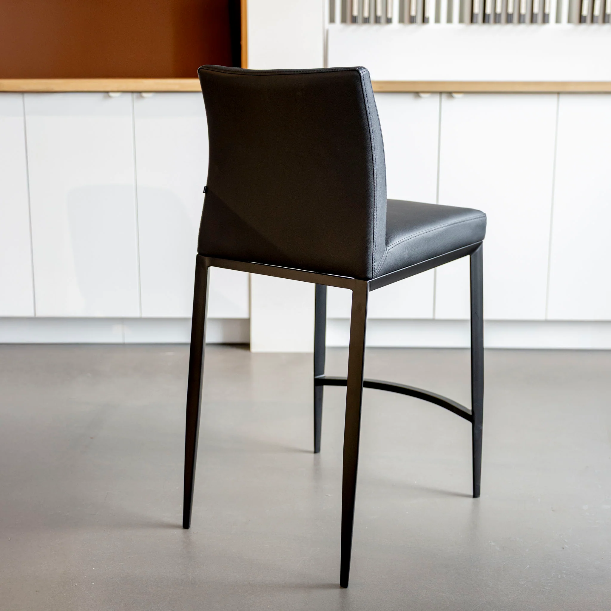 Tabouret de comptoir en cuir végane noir - Justine - Image 7